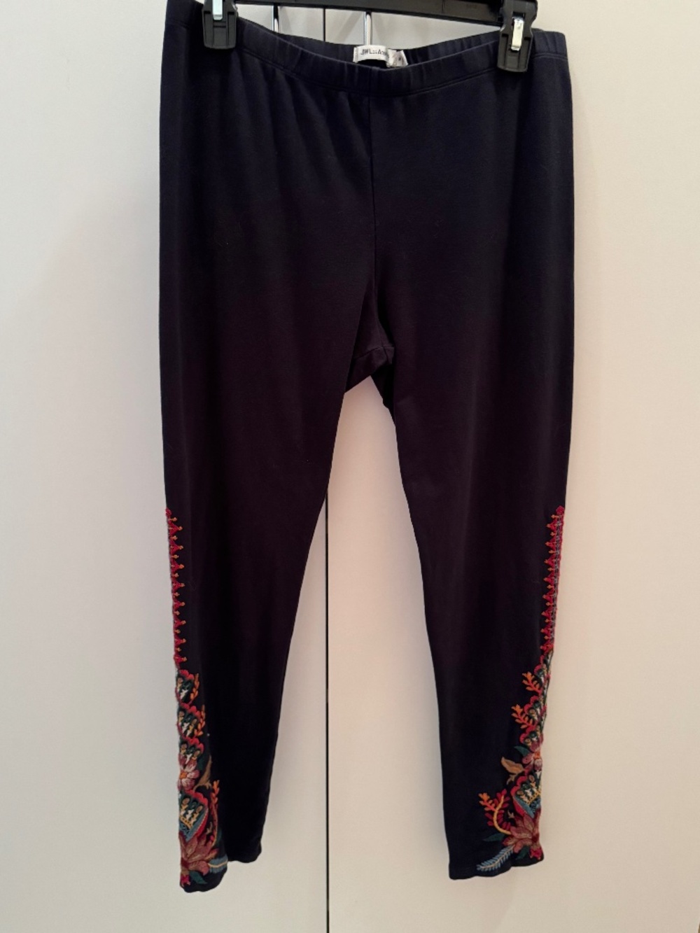 JOHNNY WAS embroidered leggings size medium